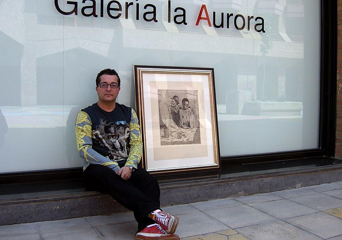 Imagen principal - Arriba: José Fermín Serrano, en 2005, con 'Le repas frugal', de Pablo Picasso. Grabado al aguafuerte (1904). Edición sobre papel japón (1913). Abajo: 'Minos II', de Pablo Palazuelo (1997). Óleo sobre tela. Pieza única. Medidas: 172 x 172 cm; y 'L' ́Espagnol à la mantille', de Henri Matisse (1925). Aguafuerte y aguatinta. Edición, 200 ejemplares. Medidas: 38 x 57 cm. 